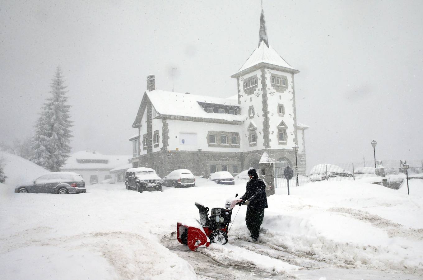 Gran parte del norte de España está cubierta por la nueve por el temporal que está azotando numerosas provincias. La nieve está siendo tan protagonista que numerosas carreteras están cortadas o seon necesarias las cadenas para transitar por ellas.