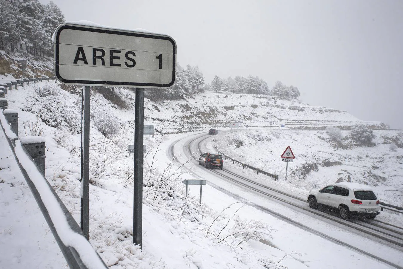 Gran parte del norte de España está cubierta por la nueve por el temporal que está azotando numerosas provincias. La nieve está siendo tan protagonista que numerosas carreteras están cortadas o seon necesarias las cadenas para transitar por ellas.