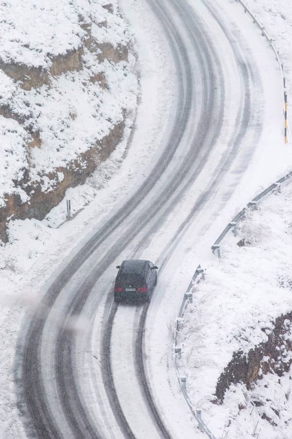 Gran parte del norte de España está cubierta por la nueve por el temporal que está azotando numerosas provincias. La nieve está siendo tan protagonista que numerosas carreteras están cortadas o seon necesarias las cadenas para transitar por ellas.