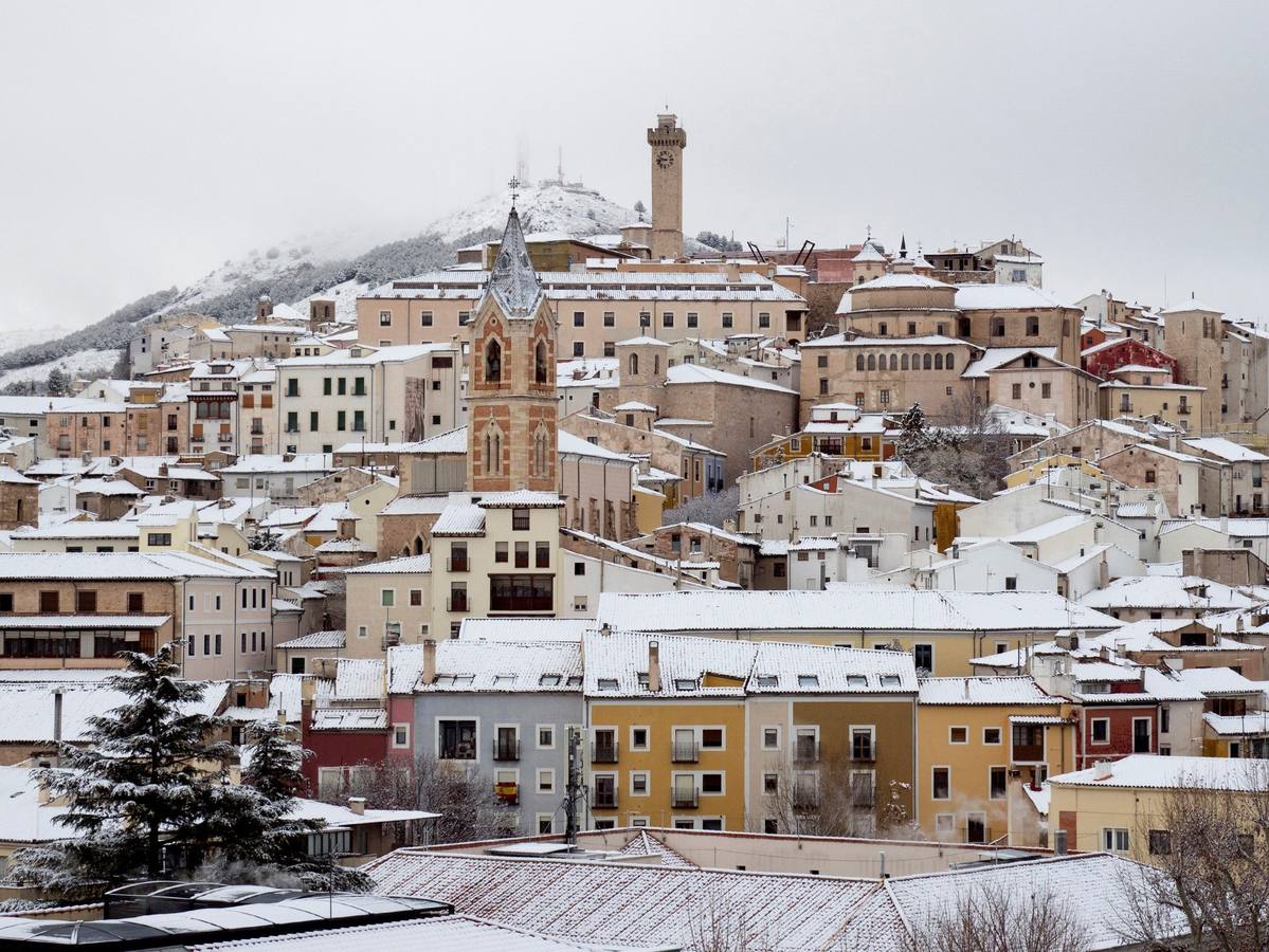 Gran parte del norte de España está cubierta por la nueve por el temporal que está azotando numerosas provincias. La nieve está siendo tan protagonista que numerosas carreteras están cortadas o seon necesarias las cadenas para transitar por ellas.