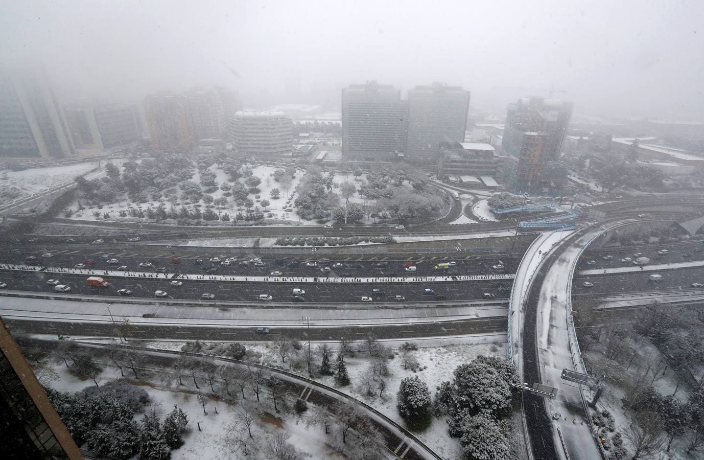 Vista general de la M30 bajo la intensa nevada caída esta mañana en el centro de la capital.