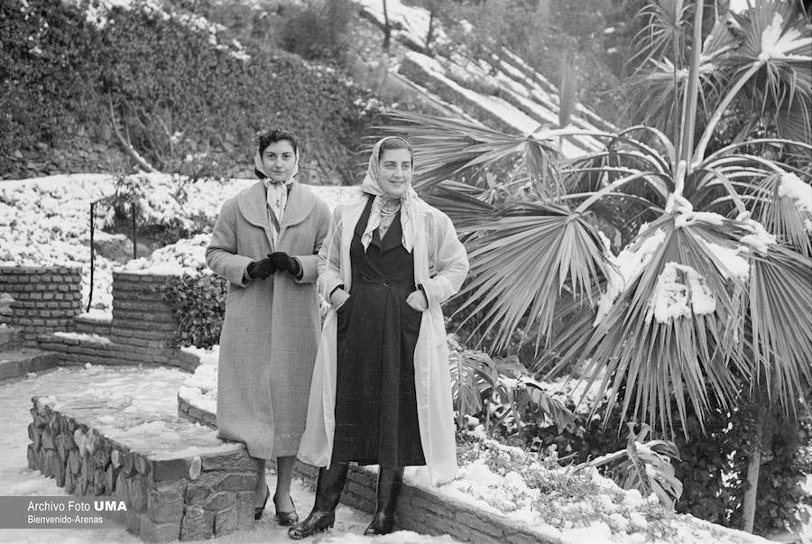 El 3 de febrero de 1954 es una fecha que ha quedado en el recuerdo de la capital. Aquel día se dieron las condiciones necesarias para que la nieve cuajara en Málaga y quedara una estampa que no se ha vuelto a repetir desde esa fecha.