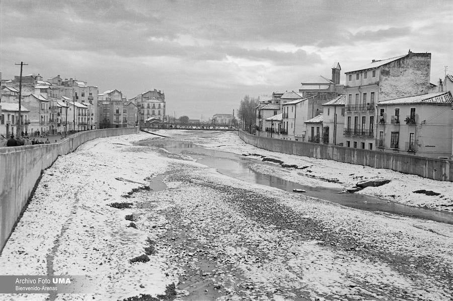 El 3 de febrero de 1954 es una fecha que ha quedado en el recuerdo de la capital. Aquel día se dieron las condiciones necesarias para que la nieve cuajara en Málaga y quedara una estampa que no se ha vuelto a repetir desde esa fecha.