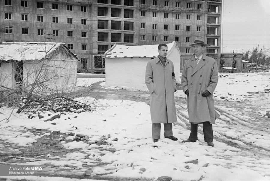 El 3 de febrero de 1954 es una fecha que ha quedado en el recuerdo de la capital. Aquel día se dieron las condiciones necesarias para que la nieve cuajara en Málaga y quedara una estampa que no se ha vuelto a repetir desde esa fecha.