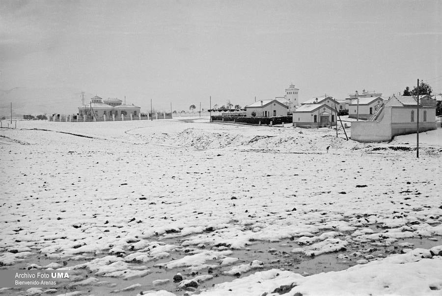 El 3 de febrero de 1954 es una fecha que ha quedado en el recuerdo de la capital. Aquel día se dieron las condiciones necesarias para que la nieve cuajara en Málaga y quedara una estampa que no se ha vuelto a repetir desde esa fecha.