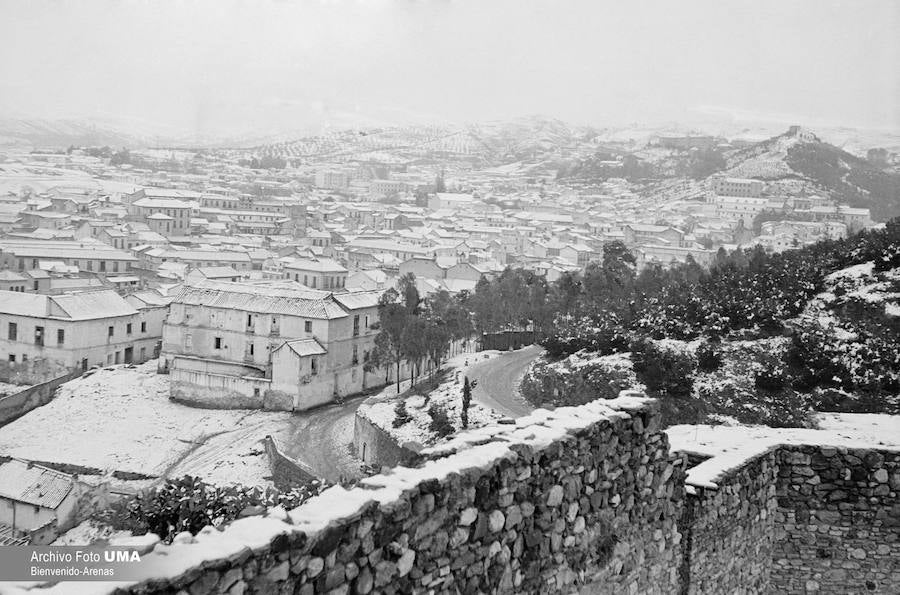 El 3 de febrero de 1954 es una fecha que ha quedado en el recuerdo de la capital. Aquel día se dieron las condiciones necesarias para que la nieve cuajara en Málaga y quedara una estampa que no se ha vuelto a repetir desde esa fecha.