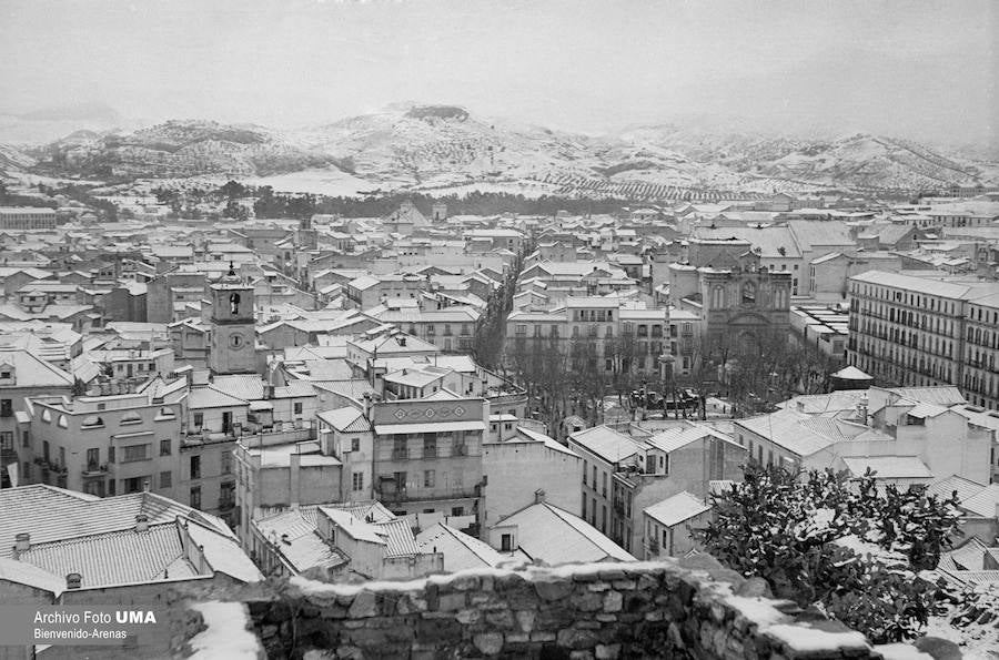 El 3 de febrero de 1954 es una fecha que ha quedado en el recuerdo de la capital. Aquel día se dieron las condiciones necesarias para que la nieve cuajara en Málaga y quedara una estampa que no se ha vuelto a repetir desde esa fecha.