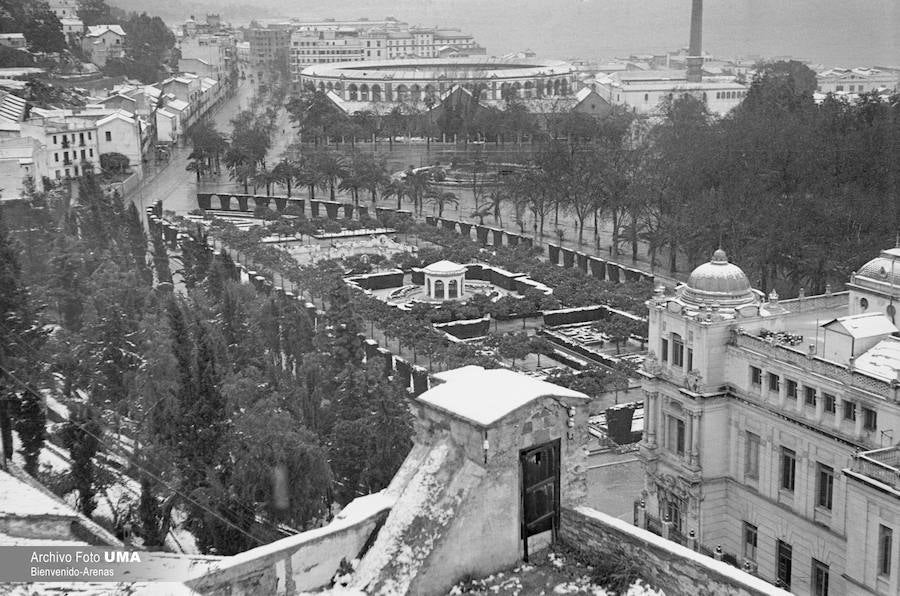 El 3 de febrero de 1954 es una fecha que ha quedado en el recuerdo de la capital. Aquel día se dieron las condiciones necesarias para que la nieve cuajara en Málaga y quedara una estampa que no se ha vuelto a repetir desde esa fecha.