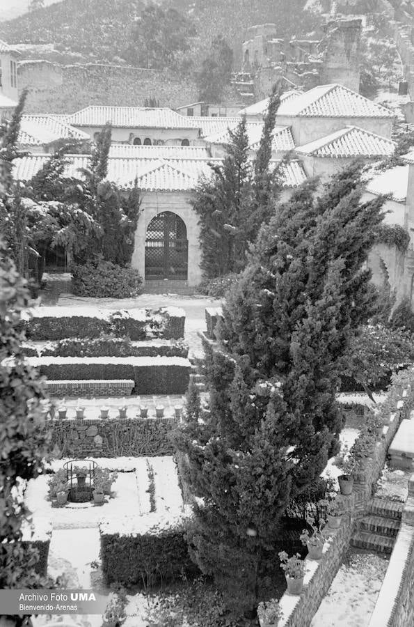 El 3 de febrero de 1954 es una fecha que ha quedado en el recuerdo de la capital. Aquel día se dieron las condiciones necesarias para que la nieve cuajara en Málaga y quedara una estampa que no se ha vuelto a repetir desde esa fecha.