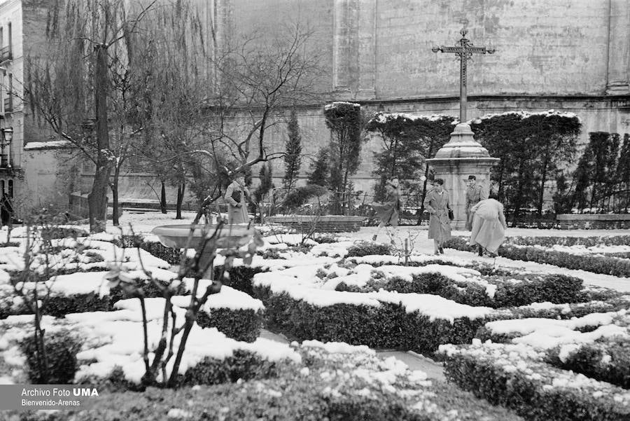 El 3 de febrero de 1954 es una fecha que ha quedado en el recuerdo de la capital. Aquel día se dieron las condiciones necesarias para que la nieve cuajara en Málaga y quedara una estampa que no se ha vuelto a repetir desde esa fecha.