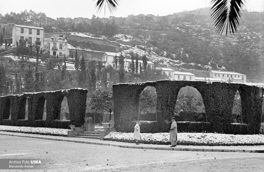 El 3 de febrero de 1954 es una fecha que ha quedado en el recuerdo de la capital. Aquel día se dieron las condiciones necesarias para que la nieve cuajara en Málaga y quedara una estampa que no se ha vuelto a repetir desde esa fecha.