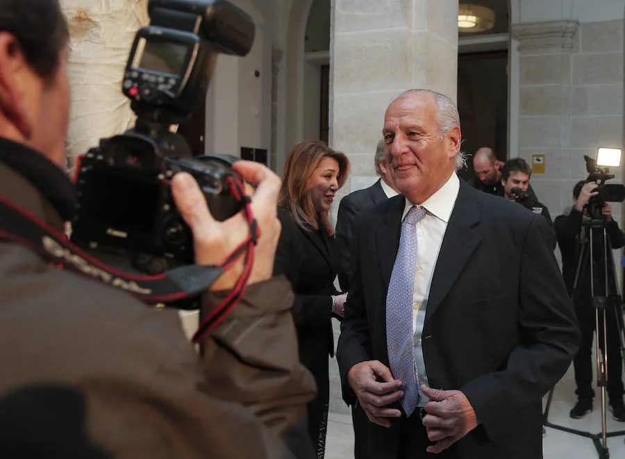 El ministro de Educación, Cultura y Deporte, Íñigo Méndez de Vigo, ha ofrecido una cena en honor de los galardonados con las Medallas de Oro al Mérito en las Bellas Artes en el Museo de Málaga como acto previo a la entrega que tendrá lugar este martes en el Centro Pompidou.