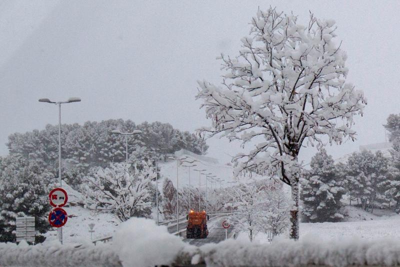 La ronda perimetral de barrios de Teruel ha permanecido cortada por nieve a primera hora de la mañana.