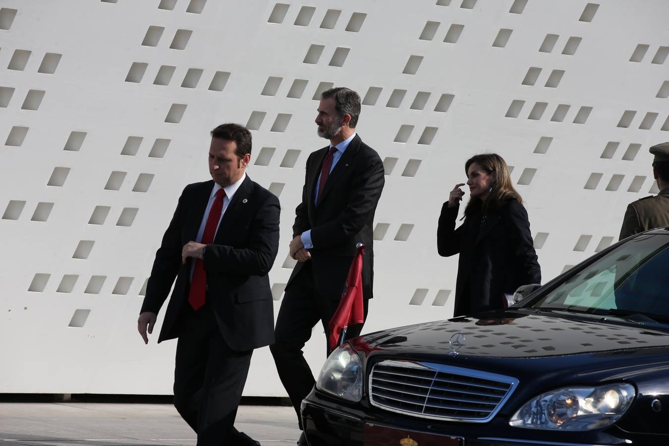 Don Felipe y Doña Letizia presiden la ceremonia en el Pompidou