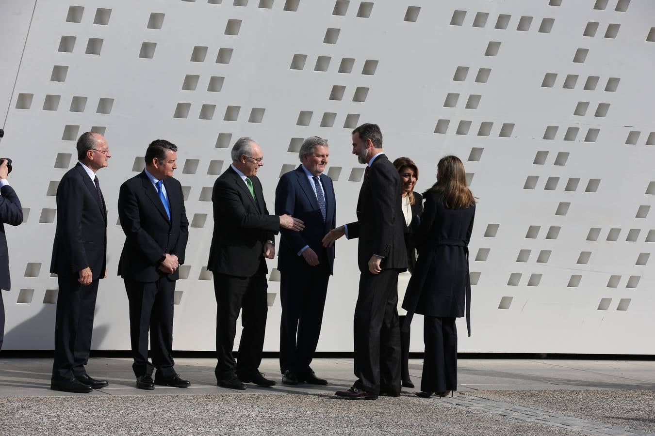 Don Felipe y Doña Letizia presiden la ceremonia en el Pompidou