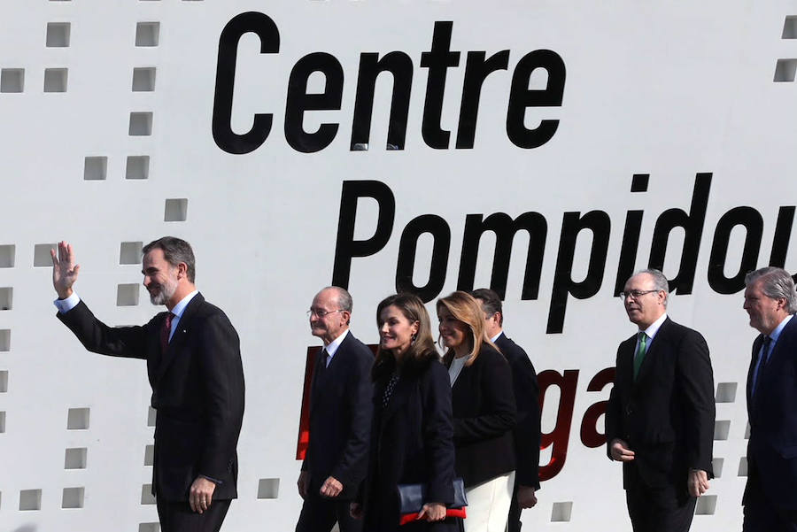Don Felipe, ayer a su llegada al Centre Pompidou, acompañado de la Reina Letizia, el ministro de Cultura, la presidenta de la Junta y el alcalde de Málaga..