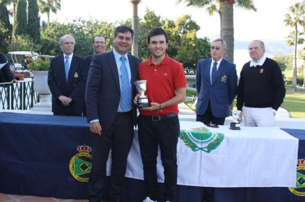 Ángel Hidalgo comenzó el año recibiendo la Copa de Andalucía.
