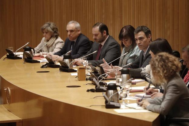 Pedro Sánchez preside ayer la reunión del grupo socialista en el Congreso. :: j. lizón / efe