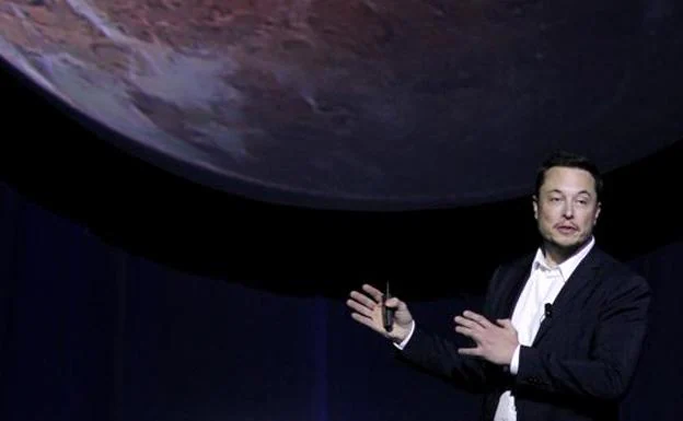 Elon Musk durante una presentación.