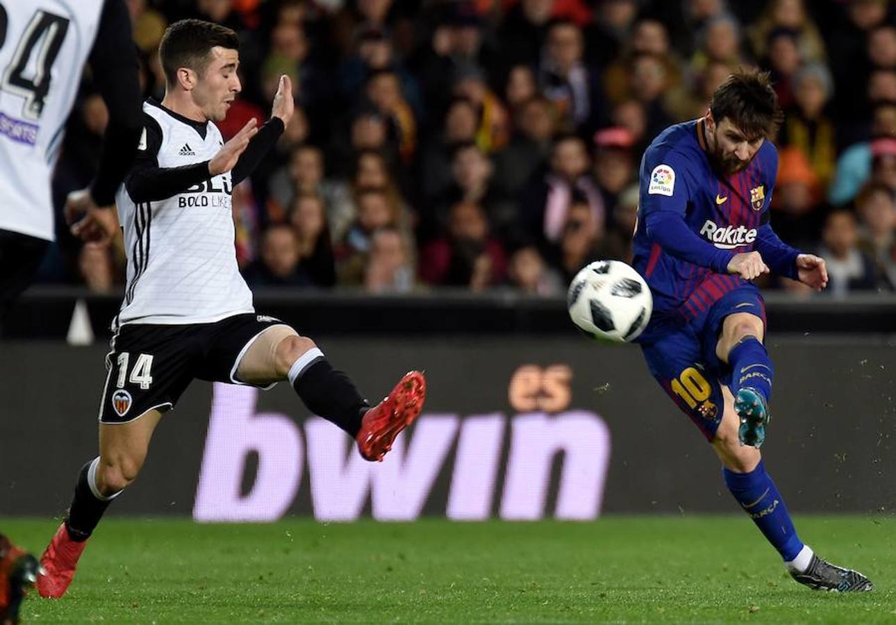 El Barcelona disputará su quinta final de Copa del Rey consecutiva, tras imponerse al Valencia en Mestalla (0-2) con tantos de Coutinho y Rakitic.