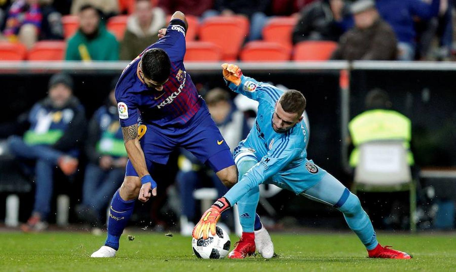 El Barcelona disputará su quinta final de Copa del Rey consecutiva, tras imponerse al Valencia en Mestalla (0-2) con tantos de Coutinho y Rakitic.