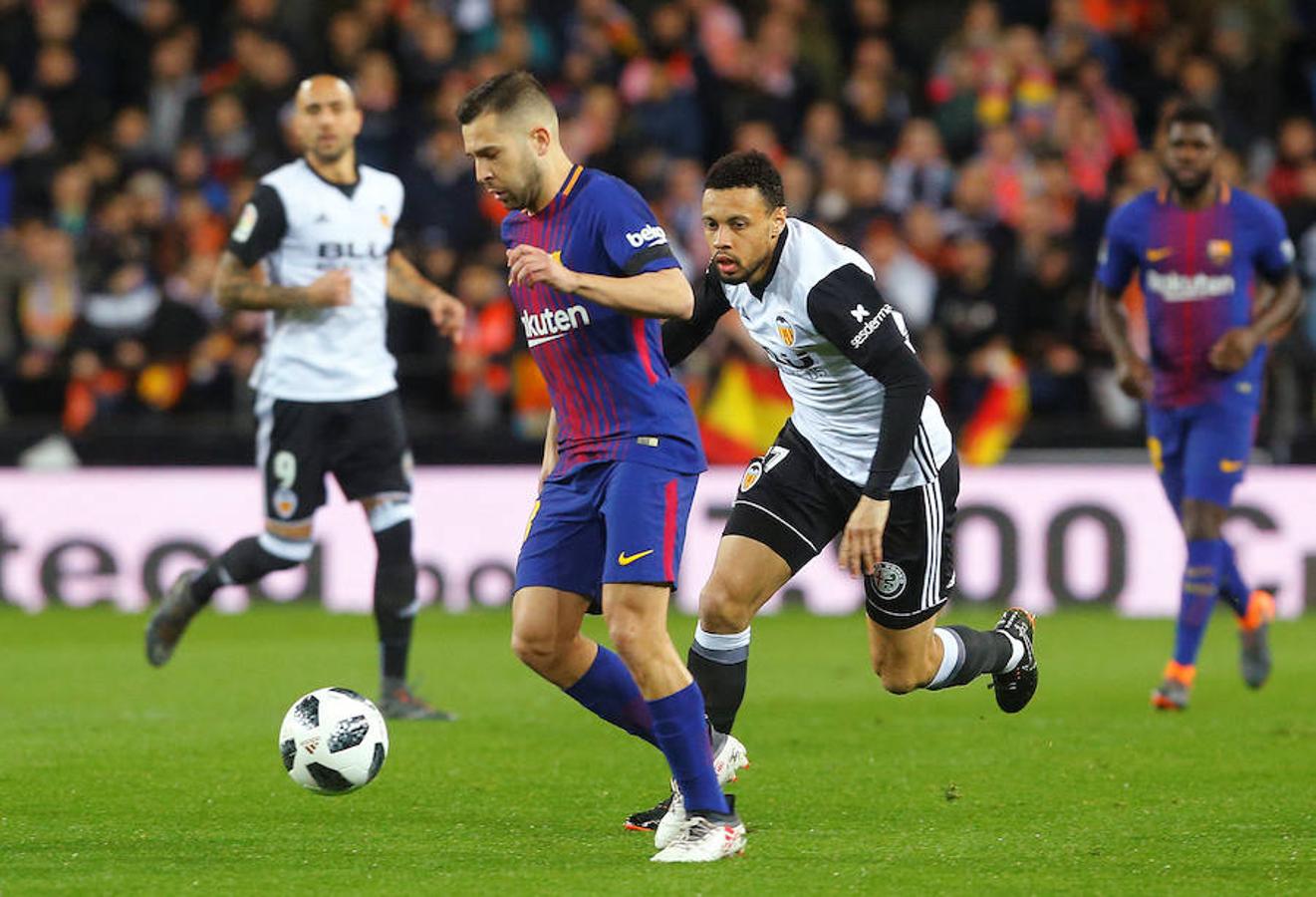 El Barcelona disputará su quinta final de Copa del Rey consecutiva, tras imponerse al Valencia en Mestalla (0-2) con tantos de Coutinho y Rakitic.