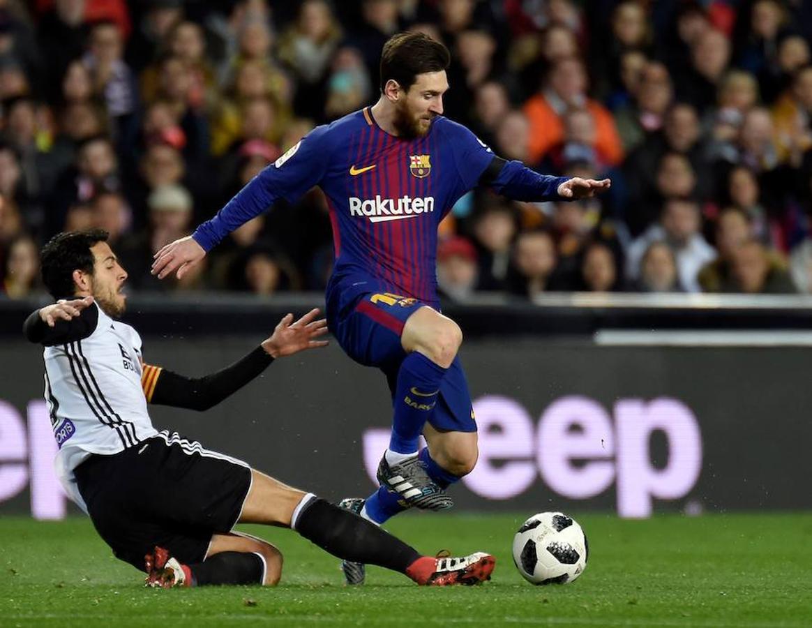 El Barcelona disputará su quinta final de Copa del Rey consecutiva, tras imponerse al Valencia en Mestalla (0-2) con tantos de Coutinho y Rakitic.