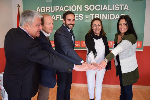 El portavoz socialista, Daniel Pérez, junto a dos afectadas, Yolanda Ochando y María Rubio. :: sur