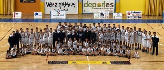 Foto de familia del Club Baloncesto Vélez. :: sur
