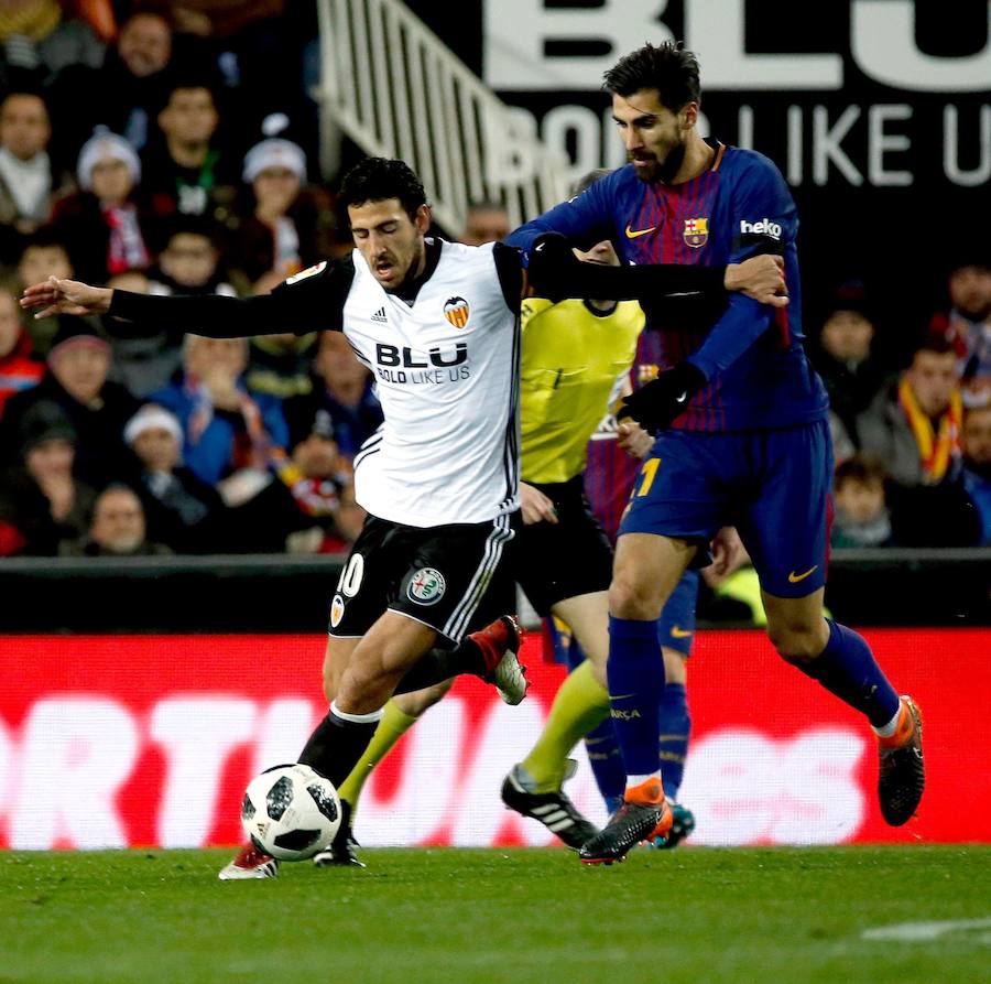 El Barcelona disputará su quinta final de Copa del Rey consecutiva, tras imponerse al Valencia en Mestalla (0-2) con tantos de Coutinho y Rakitic.