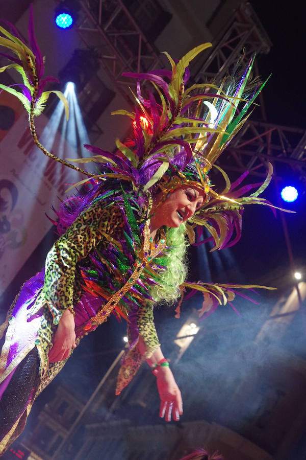 El concurso de fantasía llena de fiesta la Plaza de la Constitución con nueve provocadoras y reivindicativas participantes en el concurso de drag queens del Carnaval de Málaga