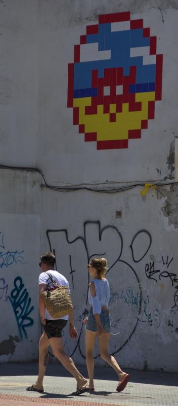 El artista llena la capital de mosaicos