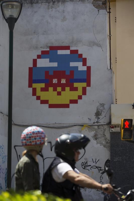 El artista llena la capital de mosaicos