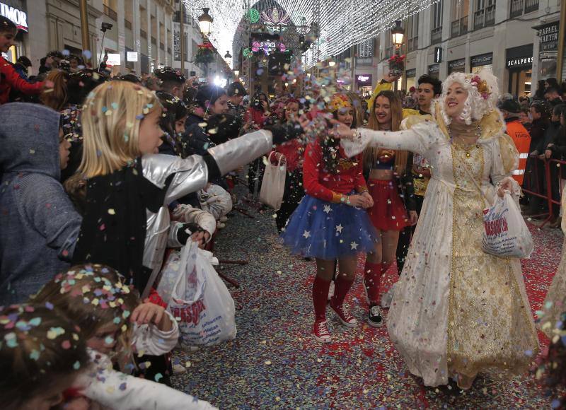 Pasacalles, batalla de las flores y La Final en la Plaza llenan el Centro