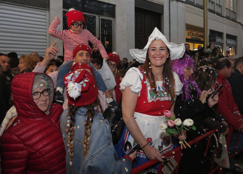 Pasacalles, batalla de las flores y La Final en la Plaza llenan el Centro