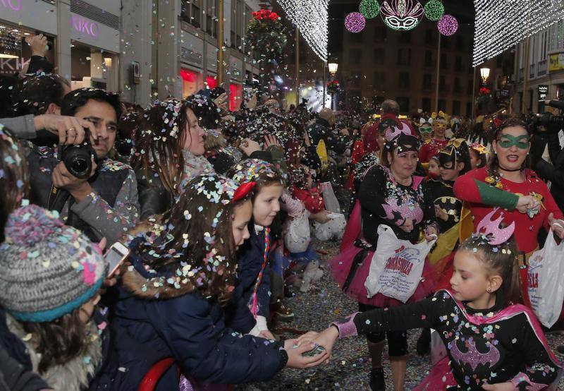 Pasacalles, batalla de las flores y La Final en la Plaza llenan el Centro