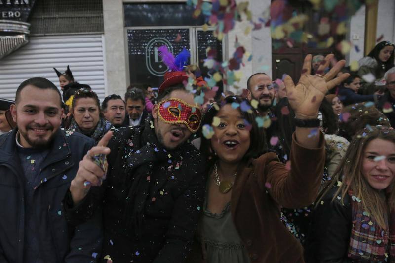 Pasacalles, batalla de las flores y La Final en la Plaza llenan el Centro