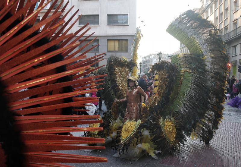 Pasacalles, batalla de las flores y La Final en la Plaza llenan el Centro