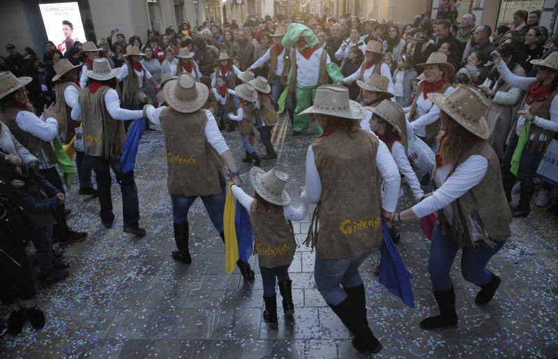 Pasacalles, batalla de las flores y La Final en la Plaza llenan el Centro