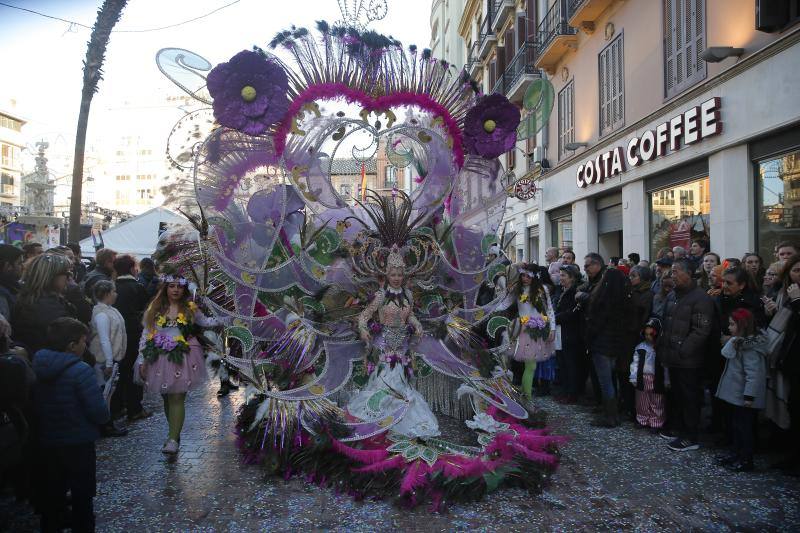 Pasacalles, batalla de las flores y La Final en la Plaza llenan el Centro