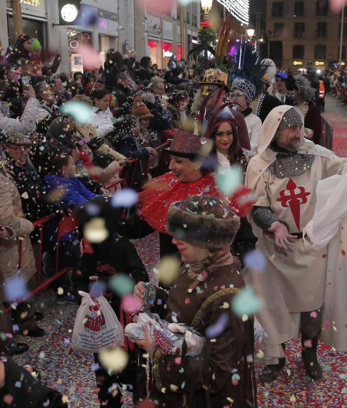 Pasacalles, batalla de las flores y La Final en la Plaza llenan el Centro