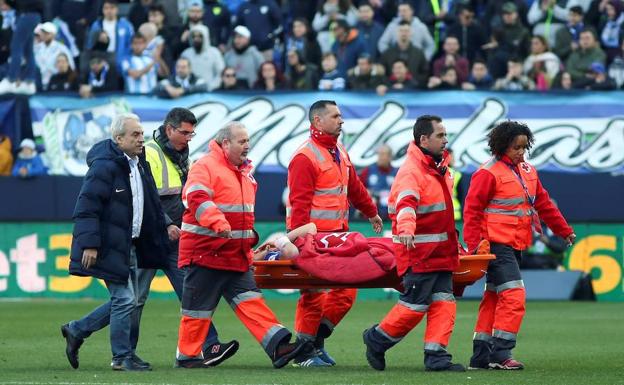 Mehdi Lacen abandona el terreno de juego en camilla.