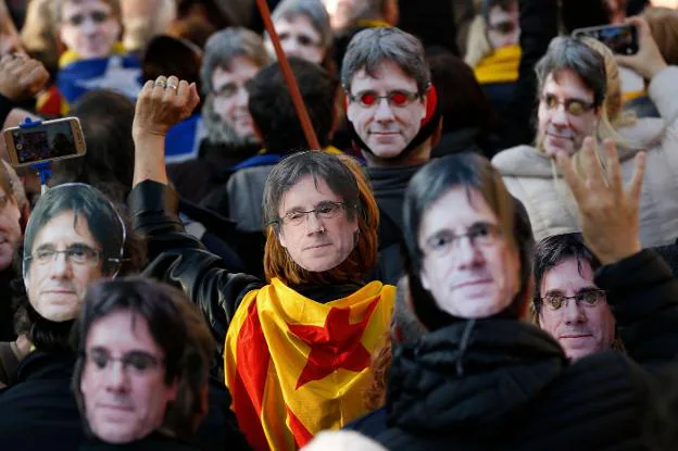 Cientos de personas se
manfiestan en las afueras
del Parlamet con caretas de
Puigdemont el pasado 30
de enero,día inicialmente
previsto para su investidura
suspendida. :: P. Barrena/AFP