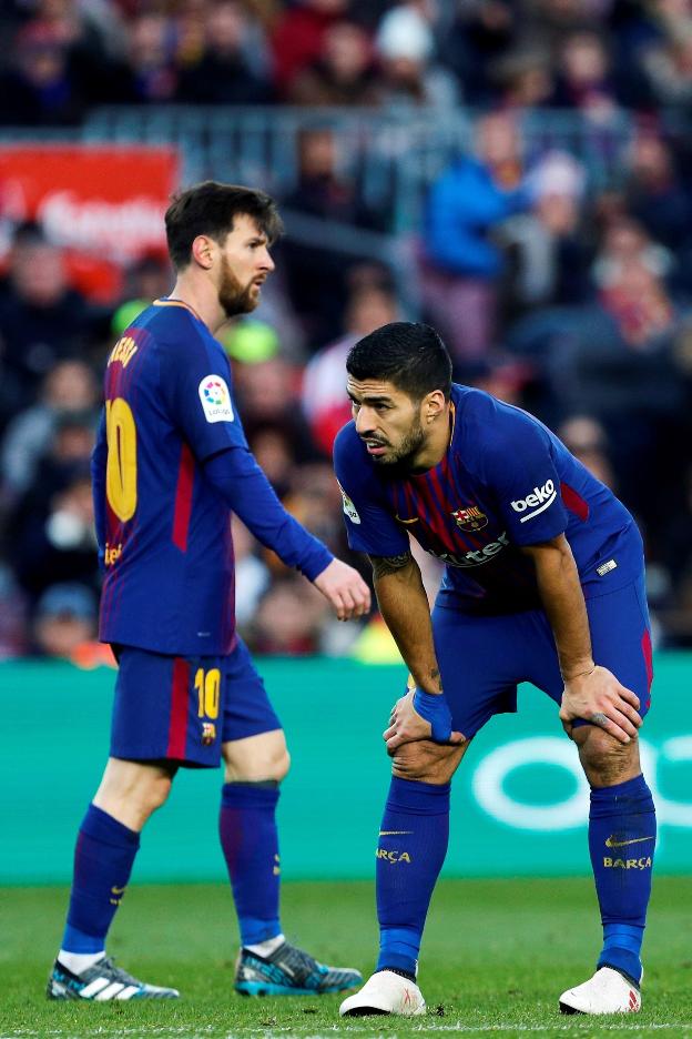 Messi y Luis Suárez, cabizbajos ante la falta de 'punch' en el choque de ayer. :: efe