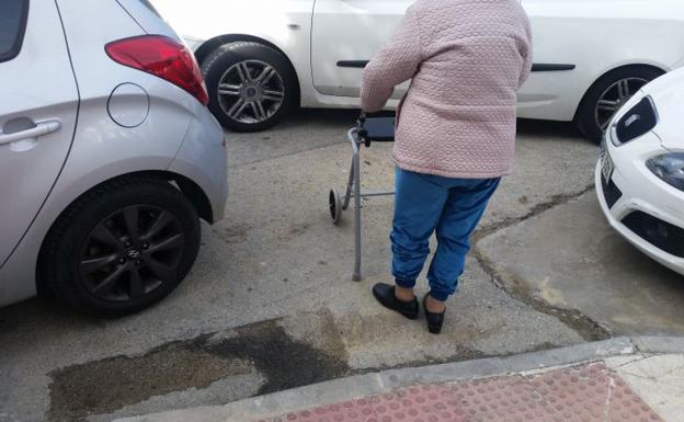 La mujer, sin poder pasar.
