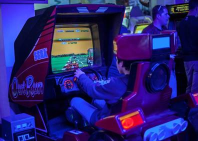 Imagen secundaria 1 - Arriba, ‘Pong’ (1972), una de las primeras máquinas Arcade: era muy rudimentaria, pero luego se adaptó a las consolas para jugar en casa en la televisión. Abajo, ‘Out run’ (1986), que cuando apareció se formaban colas para competir; era una experiencia revolucionaria, jugar sentado y utilizando un volante. A su lado, ‘Space invaders’ (1978), el primer bombazo internacional, que llegó a todo el mundo de la mano de los fabricantes japoneses.