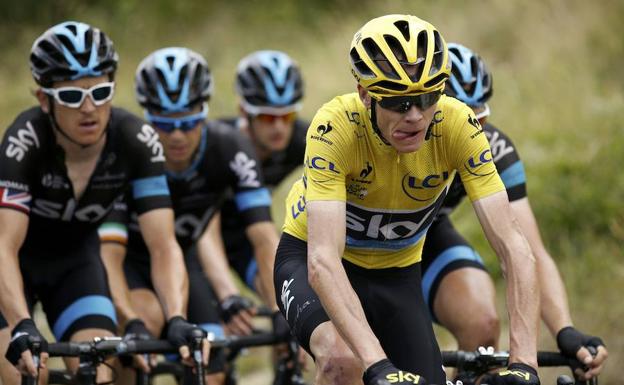 Chris Froome, junto a otros ciclistas del Sky, durante el Tour de 2015. 
