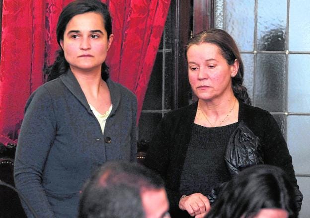 Triana, a la izquierda, junto a su madre, en 2016, en la última sesión del juicio.