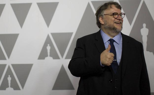 Guillermo del Toro saluda. 