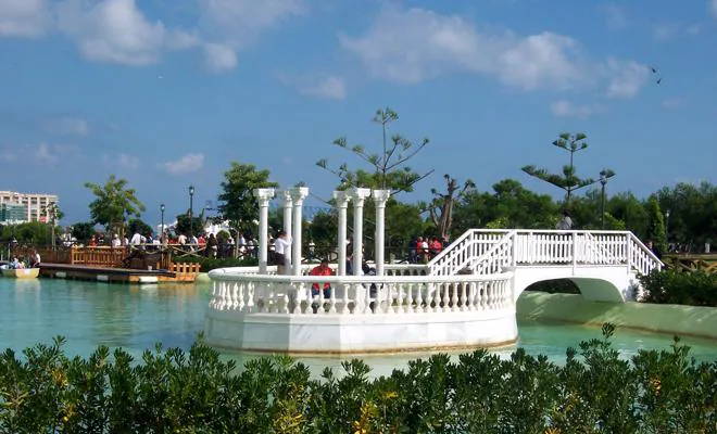 9. Parque de La Batería (Torremolinos). A día de hoy es, junto al de La Paloma, el parque con más tirón de la provincia. Está situado en Montemar, en Torremolinos, y cuenta como principal reclamo con un enorme lago donde -cuando el viento acompaña- se puede montar en barca, al más puro estilo del Retiro madrileño. Pero a lo largo de sus 74.000 metros cuadrados hay mucho más. El parque debe su nombre a una batería antiaérea, utilizada durante la Guerra Civil Española, que estuvo allí hasta 1951. De ahí que el recinto albergue varios cañones de los que se usaron durante la contienda, así como una zona de pasadizos y bunkers subterráneos.